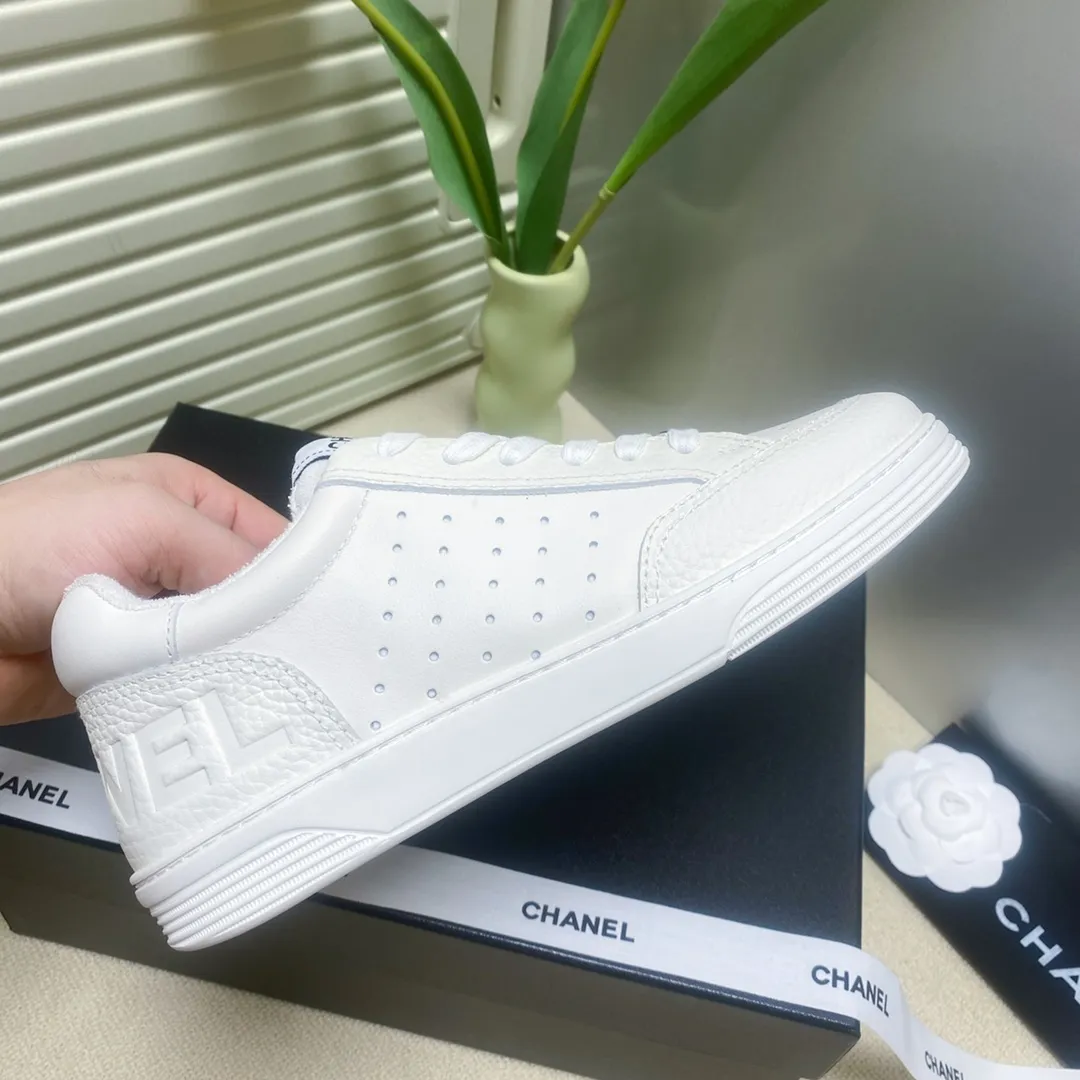 👟👟Ex-factory price 480👟👟 Women's shoe factory chanel~~Chanel's latest 2022 panda shoes skate shoes, sneakers, out of stock king @counters are out of stock〰It's hard to reserve if you have money❗️ The fresh splicing style is really super nice... Xiaohongshu, internet celebrity anchors, and blog owners have already started to call ❤ Original calfskin fabric, original towel lining, logo stamping process, two-color T👟👟 ex-factory price U outsole, lasting process, foot pad latex all custom molded... 🎁Supporting packaging 35-40 regular size